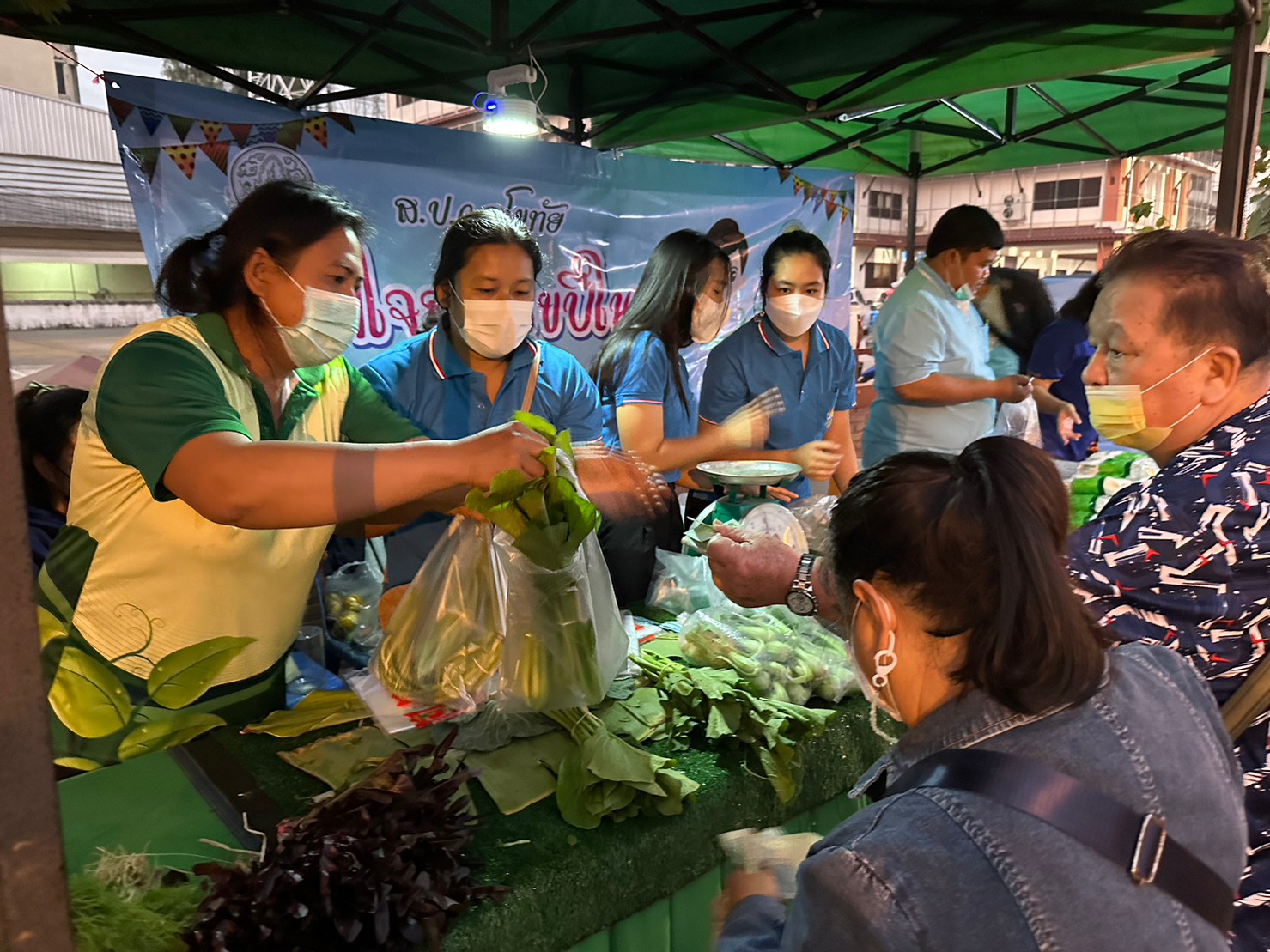 title - ส.ป.ก.สุโขทัย ร่วมใจส่งสุขปีใหม่ มอบให้ประชาชน